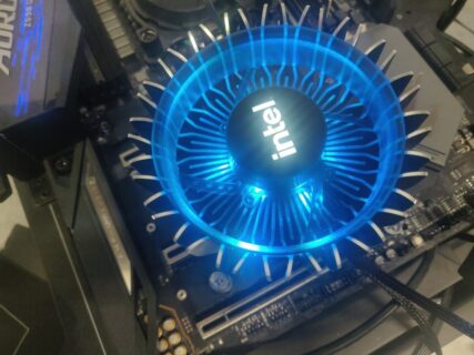 Intel AlderLakeデスクトップCPU向けベストストックCPUクーラーの写真：フィンが多く、プラスチックが少ないRH1