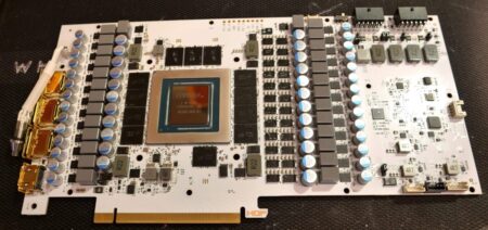 GALAX GeForce RTX 4090 HOF PCBの写真、デュアル 16 ピン コネクタ、36 フェーズ パワー デリバリーで、ホワイト カラー デザイン