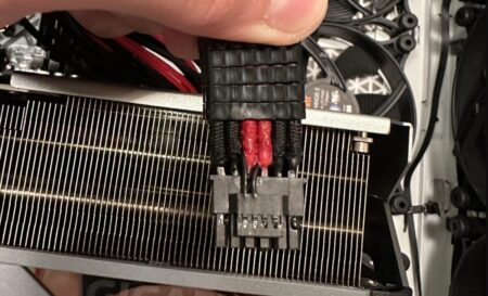 CableMod の GeForce RTX 40 カード用カスタム 12VHPWR ケーブルが燃える